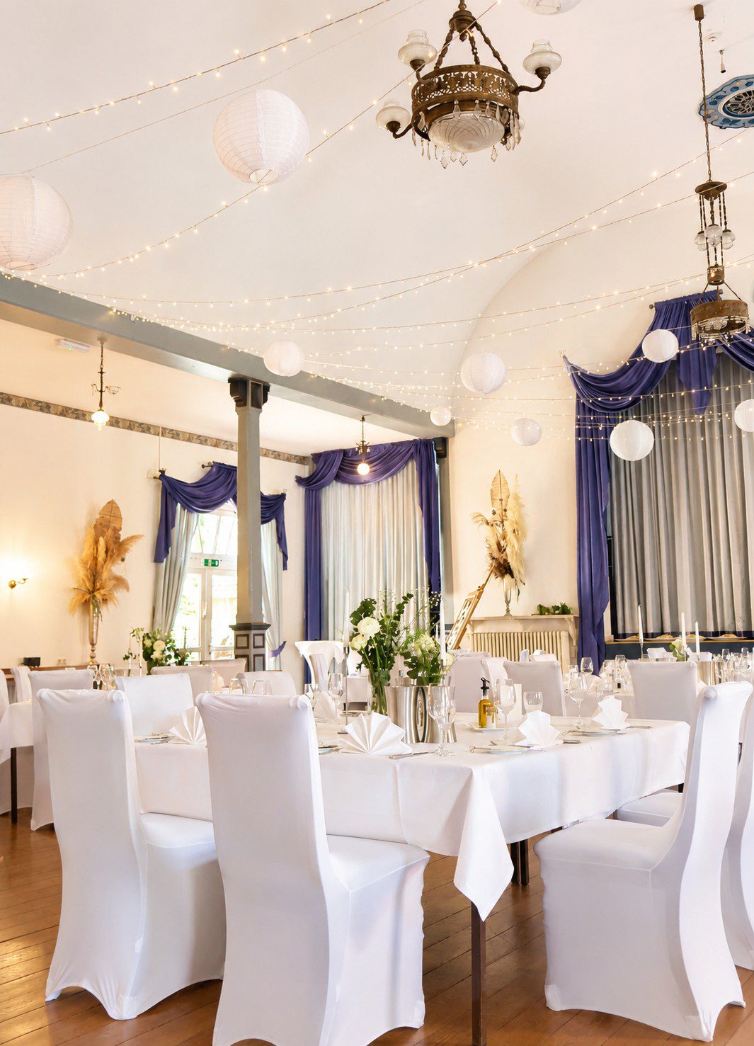 Stuhlhussen Hotel Altes Land Jork Weiße Stuhlhussen im Hotel Altes Land in Jork bei einer Feier – stilvolle Dekoration für Hochzeiten und besondere Anlässe