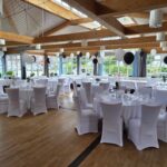 Weiße Stuhlhussen im Restaurant & Hotel Marschachter Hof in Marschacht bei einer Feier – elegante Dekoration für Hochzeiten und besondere Anlässe
