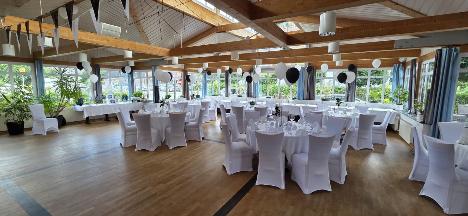 Stuhlhussen Restaurant & Hotel Marschachter Hof Marschacht Weiße Stuhlhussen im Restaurant & Hotel Marschachter Hof in Marschacht bei einer Feier – elegante Dekoration für Hochzeiten und besondere Anlässe
