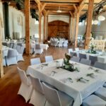 Weiße Stuhlhussen im Zehentstadel in Engishausen bei einer Feier – elegante Dekoration für Hochzeiten und besondere Veranstaltungen