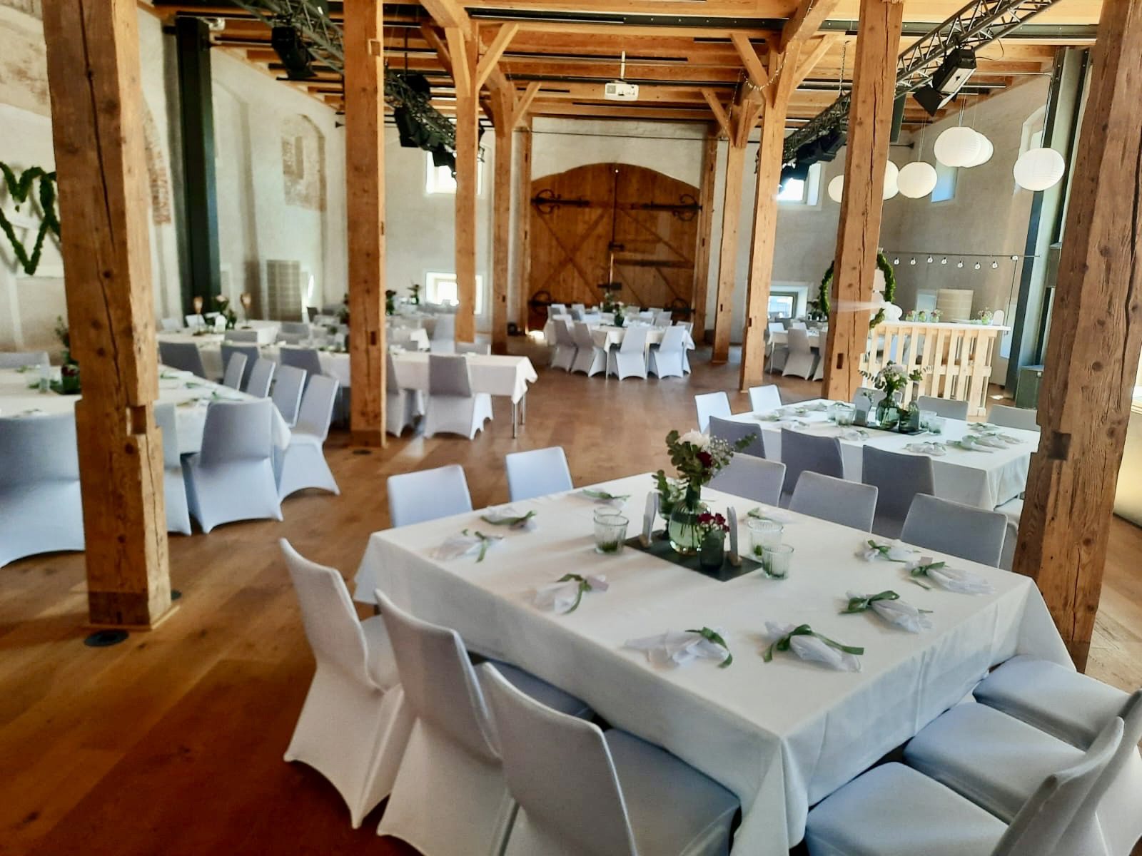 Weiße Stuhlhussen im Zehentstadel in Engishausen bei einer Feier – elegante Dekoration für Hochzeiten und besondere Veranstaltungen