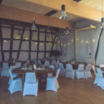 Weiße Stuhlhussen in der Zehntscheune in Hasselroth bei einer Feier – elegante Dekoration für Hochzeiten und Veranstaltungen