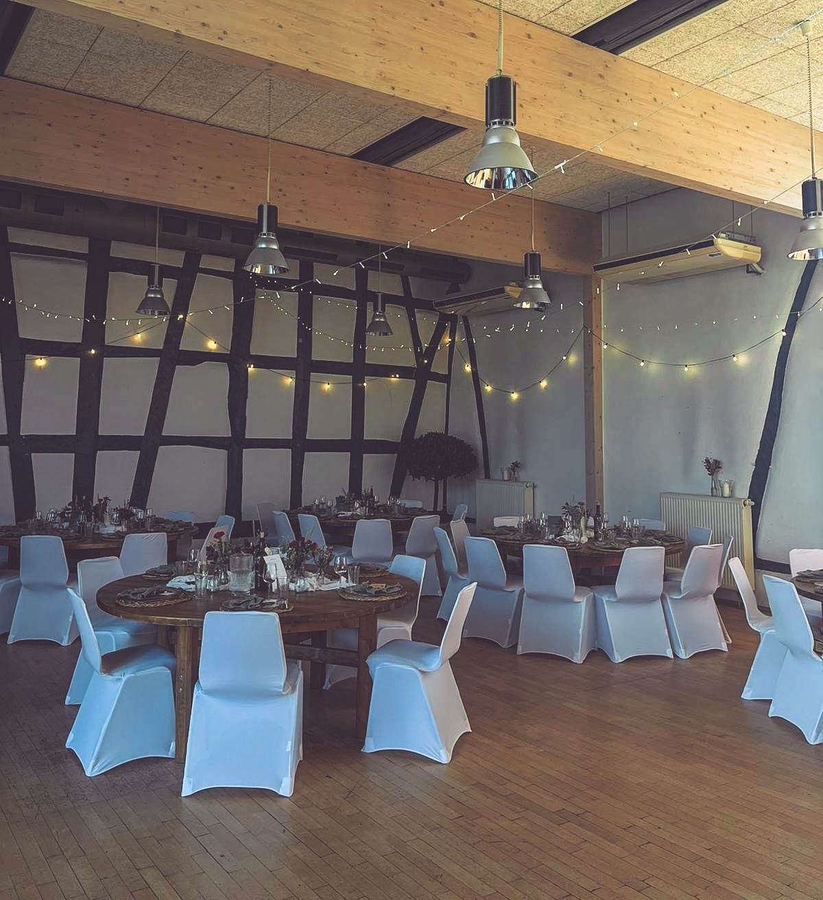 Stuhlhussen Zehntscheune Hasselroth Weiße Stuhlhussen in der Zehntscheune in Hasselroth bei einer Feier – elegante Dekoration für Hochzeiten und Veranstaltungen