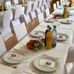 Weiße Stuhlhussen im Bürgertreff Beienheim in Reichelsheim bei einer Feier – elegante Dekoration für Hochzeiten und besondere Veranstaltungen