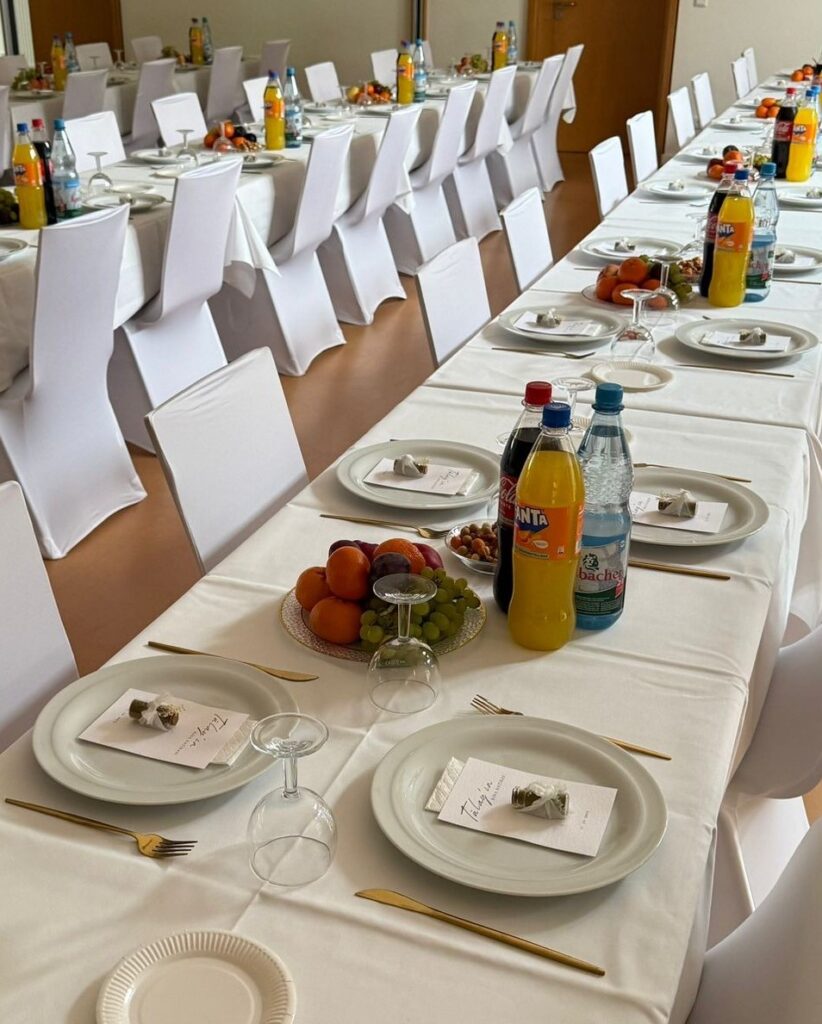 Weiße Stuhlhussen im Bürgertreff Beienheim in Reichelsheim bei einer Feier – elegante Dekoration für Hochzeiten und besondere Veranstaltungen