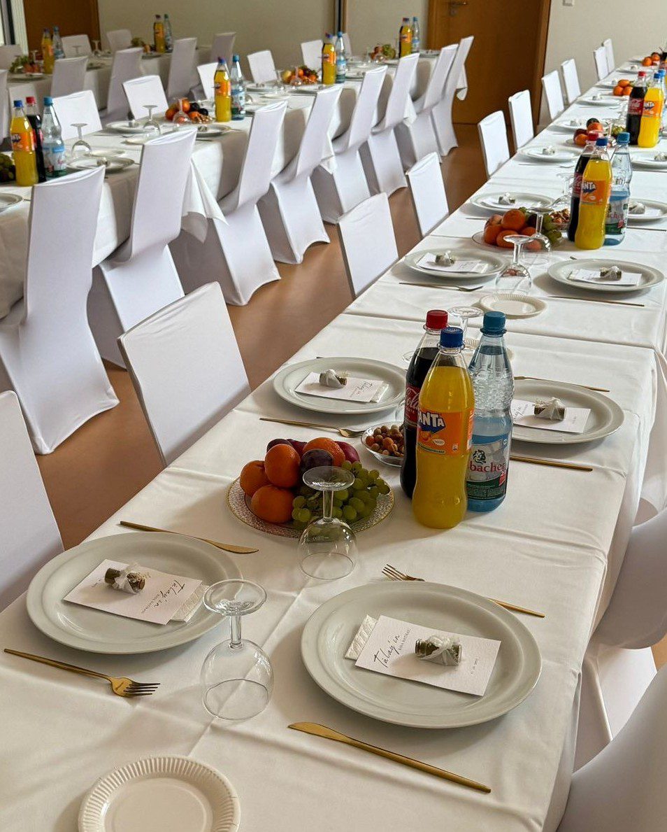Weiße Stuhlhussen im Bürgertreff Beienheim in Reichelsheim bei einer Feier – elegante Dekoration für Hochzeiten und besondere Veranstaltungen