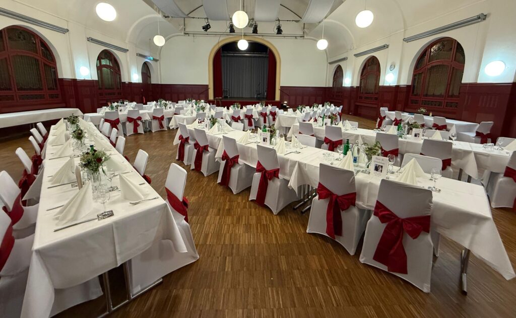 Weiße Stuhlhussen im Bürgerzentrum Zum Goldnen Löwen in Darmstadt bei einer Feier – elegante Dekoration für Hochzeiten und besondere Veranstaltungen