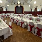 Weiße Stuhlhussen im Bürgerzentrum Zum Goldnen Löwen in Darmstadt bei einer Feier – elegante Dekoration für Hochzeiten und besondere Veranstaltungen