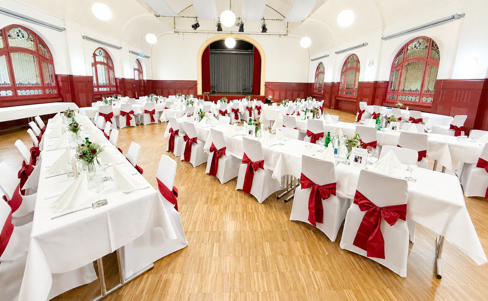 Weiße Stuhlhussen im Bürgerzentrum Zum Goldnen Löwen in Darmstadt bei einer Feier – elegante Dekoration für Hochzeiten und besondere Veranstaltungen