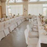 Weiße Stuhlhussen im Dorfgemeinschaftshaus Heuchelheim in Reichelsheim bei einer Feier – elegante Dekoration für Hochzeiten und Veranstaltungen