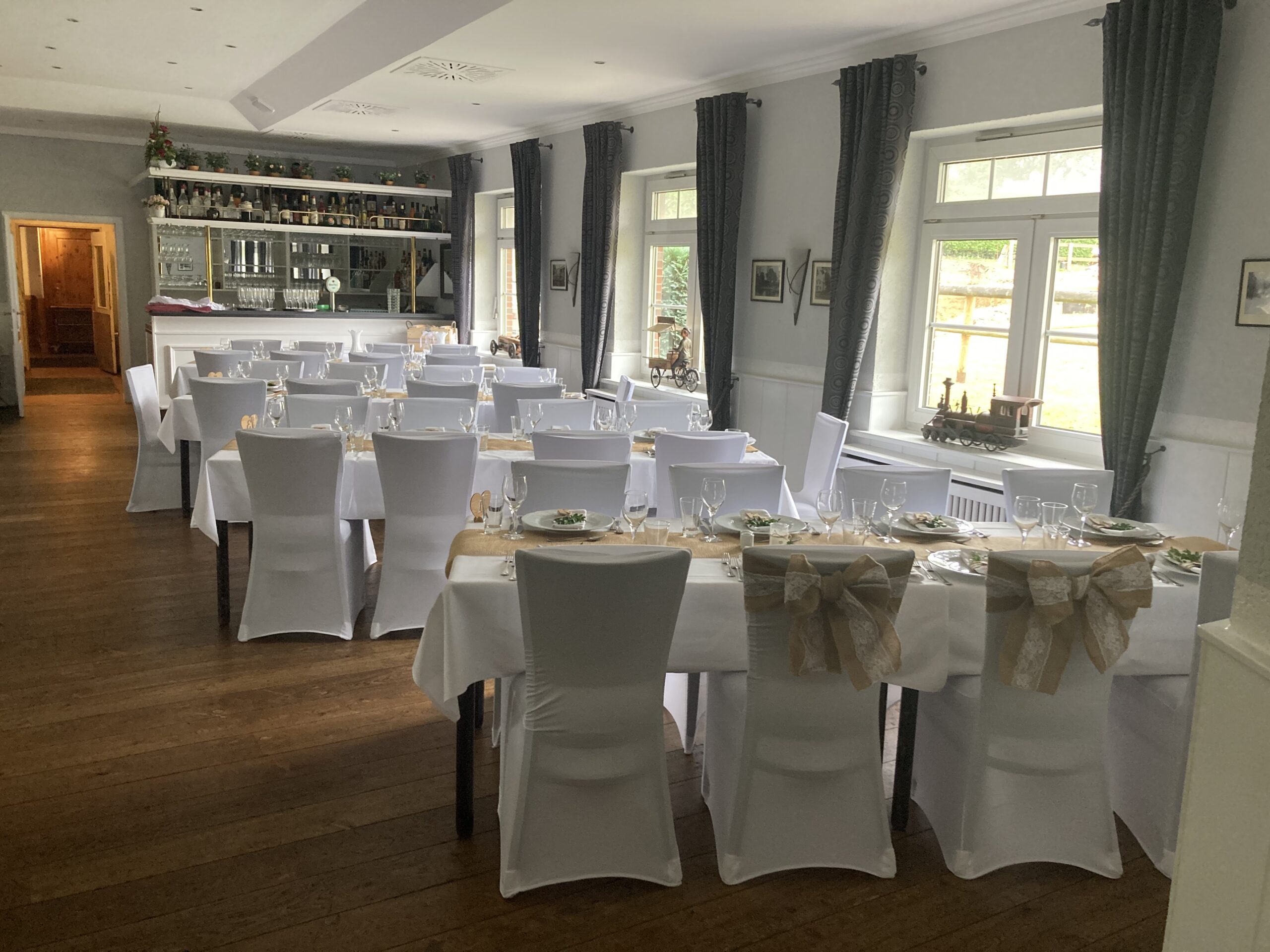 Stuhlhussen in der großen Stube der Krögers Kastanie in Hamburg bei einer festlichen Feier