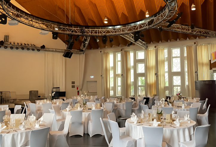 Weiße Stuhlhussen in der LUX - Junge Kirche in Nürnberg bei einer Feier – elegante Dekoration für Hochzeiten und besondere Veranstaltungen