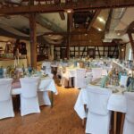 Weiße Stuhlhussen im Nikolausehof in Heppenheim bei einer Feier – elegante Dekoration für Hochzeiten und besondere Veranstaltungen