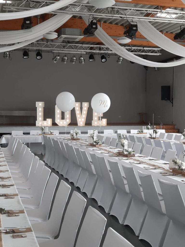 Bürgerhalle Würm in Geilenkirchen mit weißen Stuhlhussen