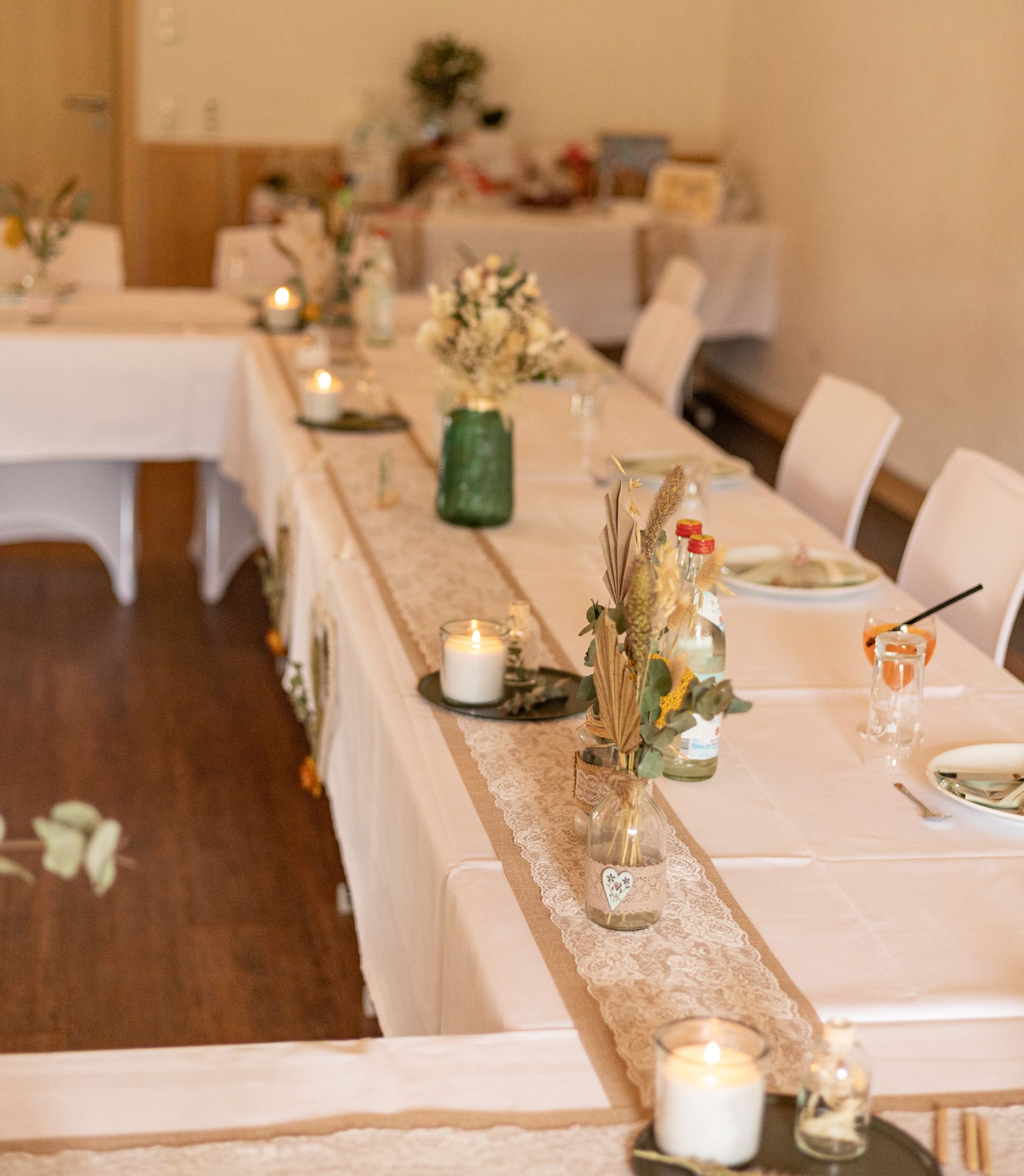 Stuhlhussen im Dorfgemeinschaftshaus Reulbach Weiße Stuhlhussen im Dorfgemeinschaftshaus Reulbach in Ehrenberg (Rhön)