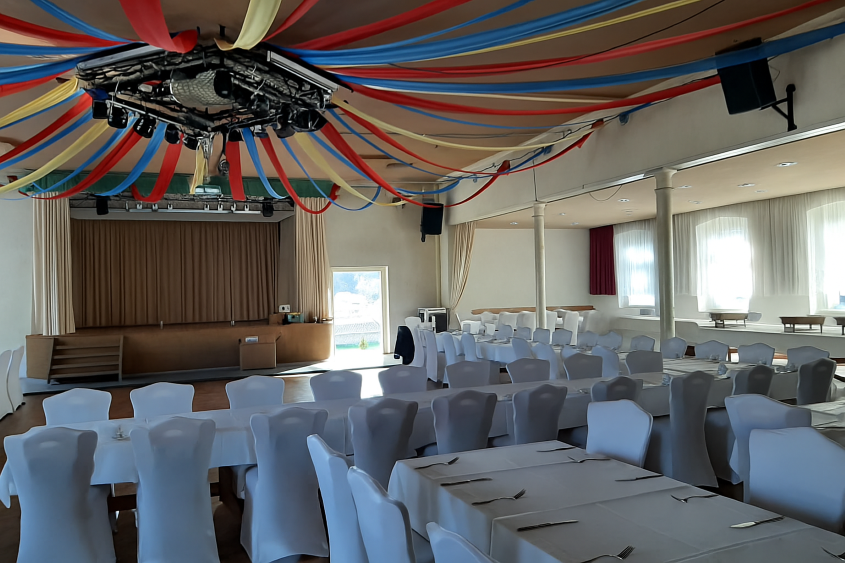 Weiße Stuhlhussen im Gasthof Adorf in Neukirchen/Erzgebirge