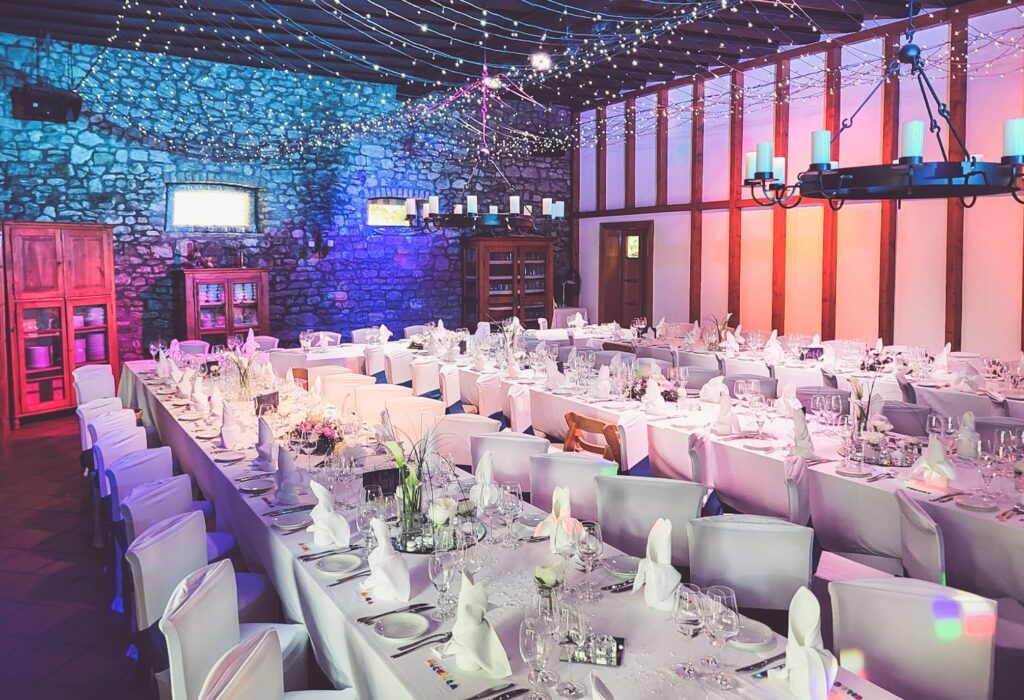 Weiße Stuhlhussen im JUNGHOF Weingut & Gutsgastronomie in Undenheim