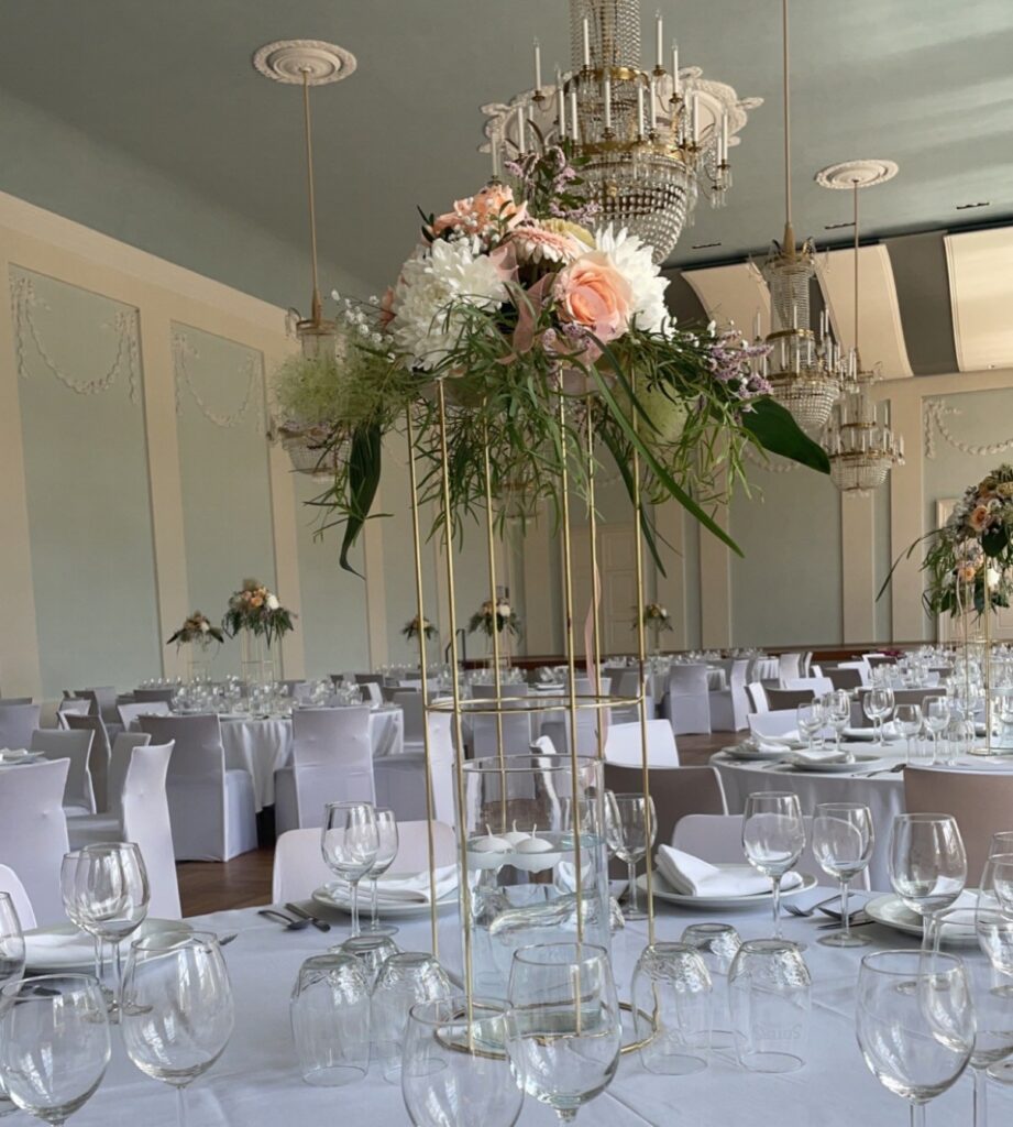 Weiße Stuhlhussen in der Orangerie Ansbach