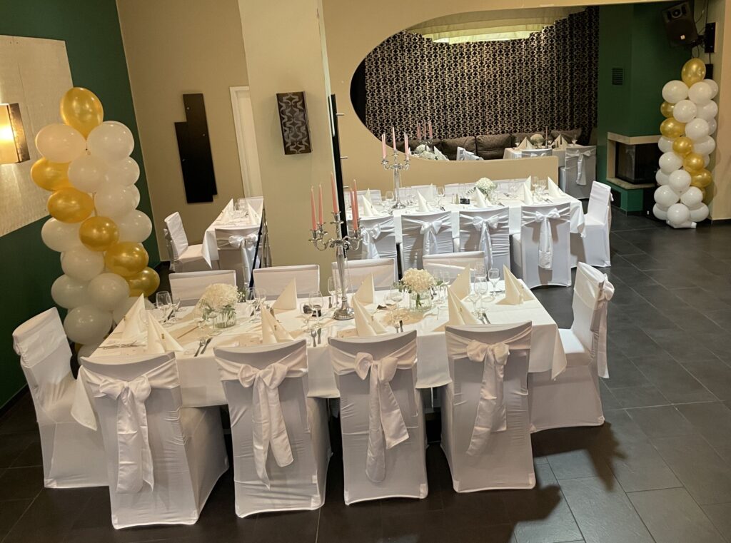 Weiße Stuhlhussen mit Satin-Schleifen im RIVA Restaurant Delmenhorst