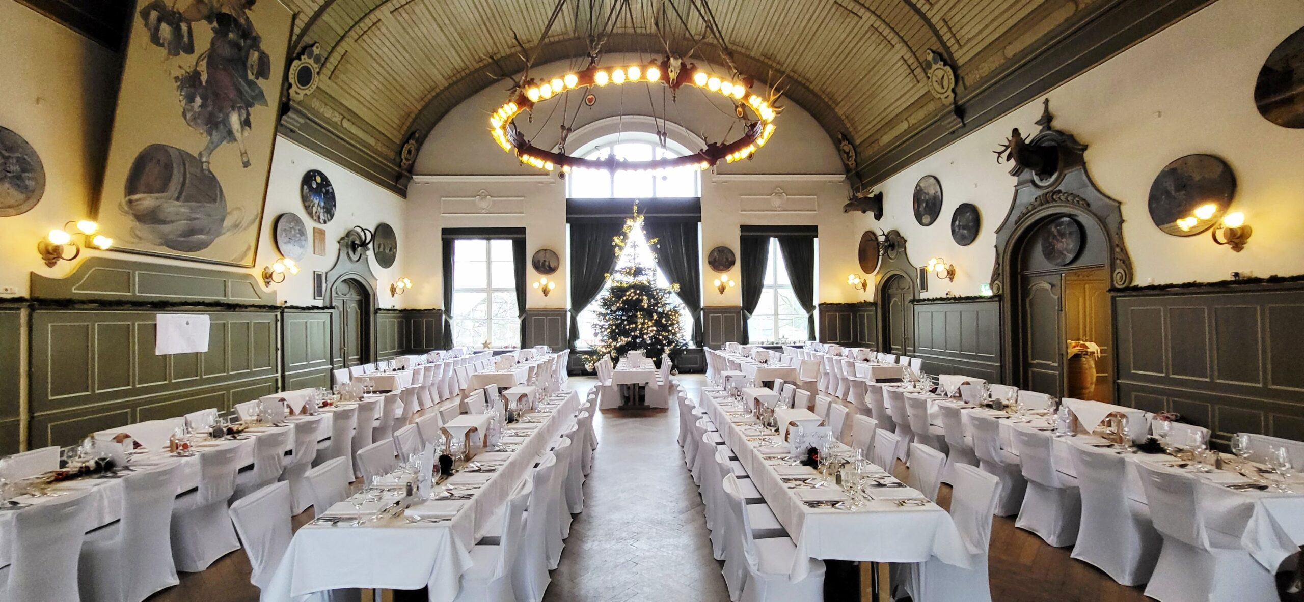 Weiße Stuhlhussen im Festsaal des Augustiner Schützengarten