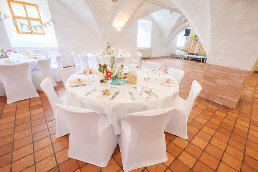 Weiße Stuhlhussen bei einer Feier mit 90 Personen im Festungskeller des Café in der Festung in Rüsselsheim am Main