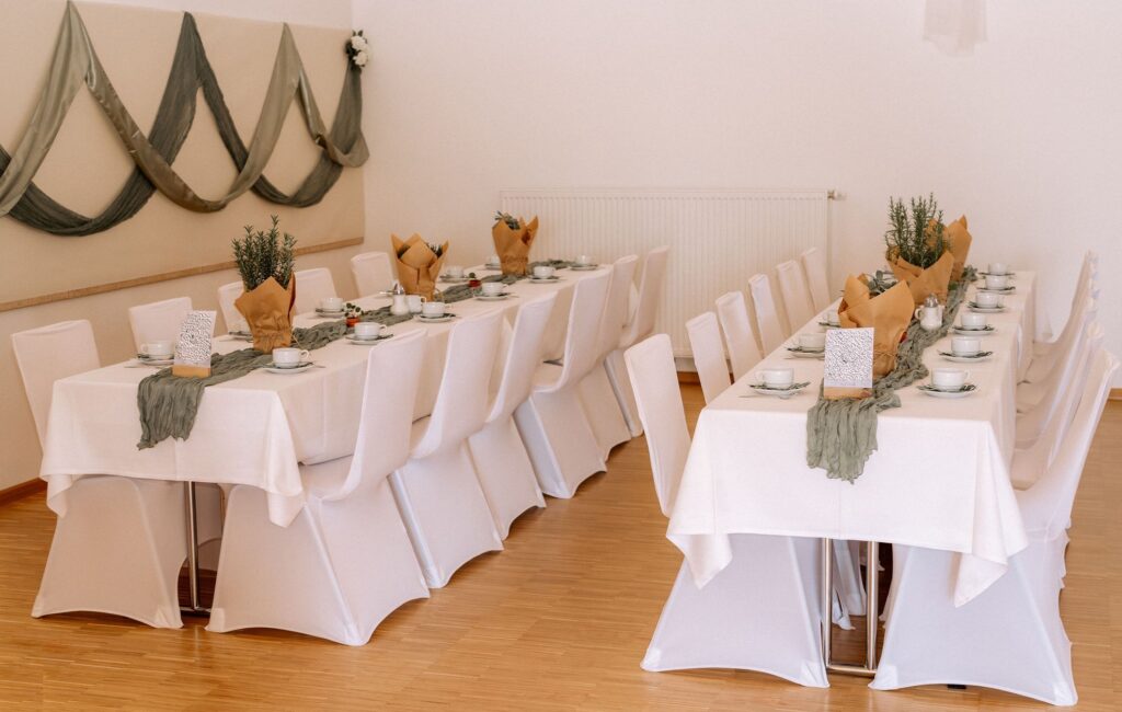 Weiße Stuhlhussen bei einer Feier mit 80 Personen im Dorfgemeinschaftshaus Allersdorf in Schierling