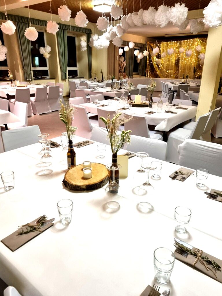 Weiße Stuhlhussen bei einer Feier mit 100 Personen im Dorfgemeinschaftshaus Baalborn in Mehlingen