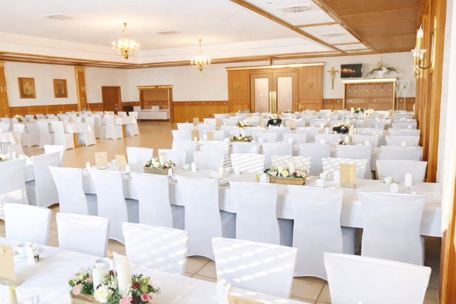 Weiße Stuhlhussen im Gasthaus Neugebauer in Parsberg