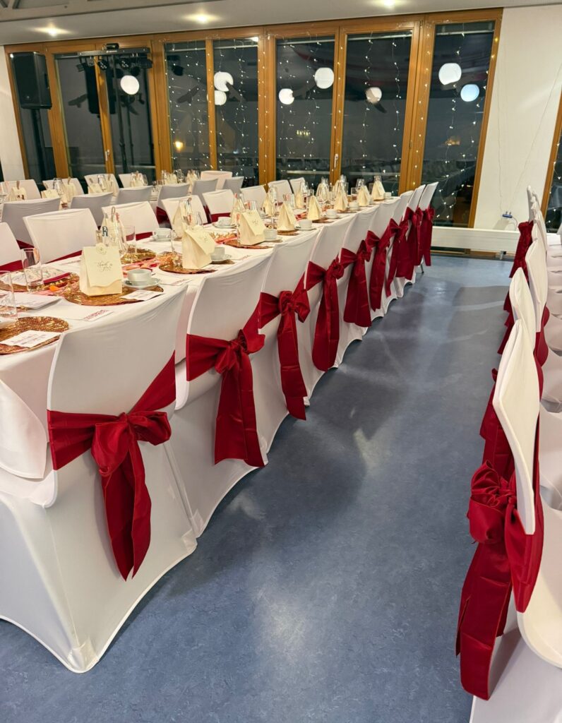 Weiße Stuhlhussen mit weinroten Schleifen im Bürgerheim Eschollbrücken in Pfungstadt - Hochzeit