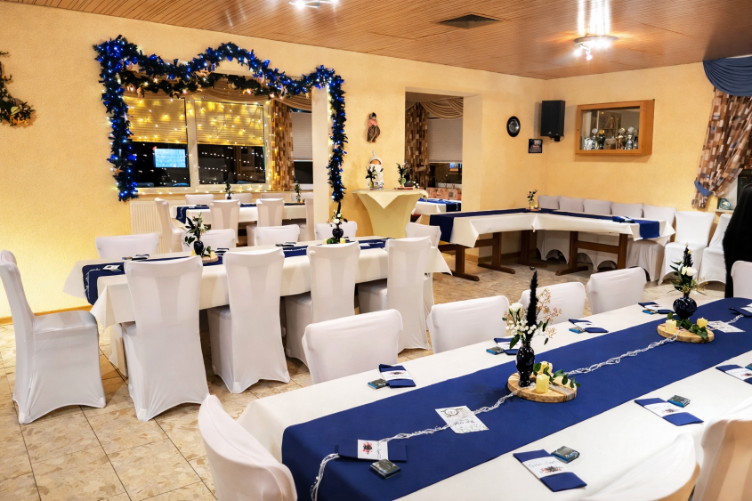 Weiße Stuhlhussen bei einer Feier mit 70 Personen in der Gaststätte Graf in Reiskirchen