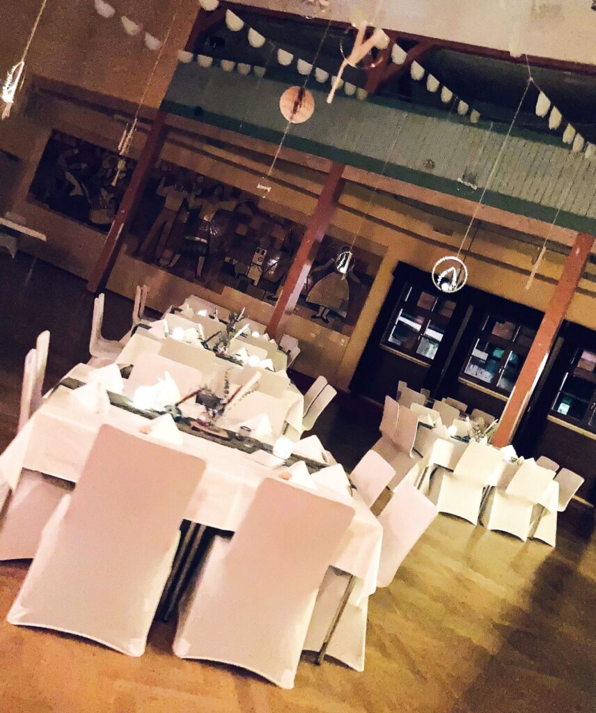 Weiße Stuhlhussen bei einer Feier mit 55 Personen im Konzert- & Ballhaus in Hochkirch