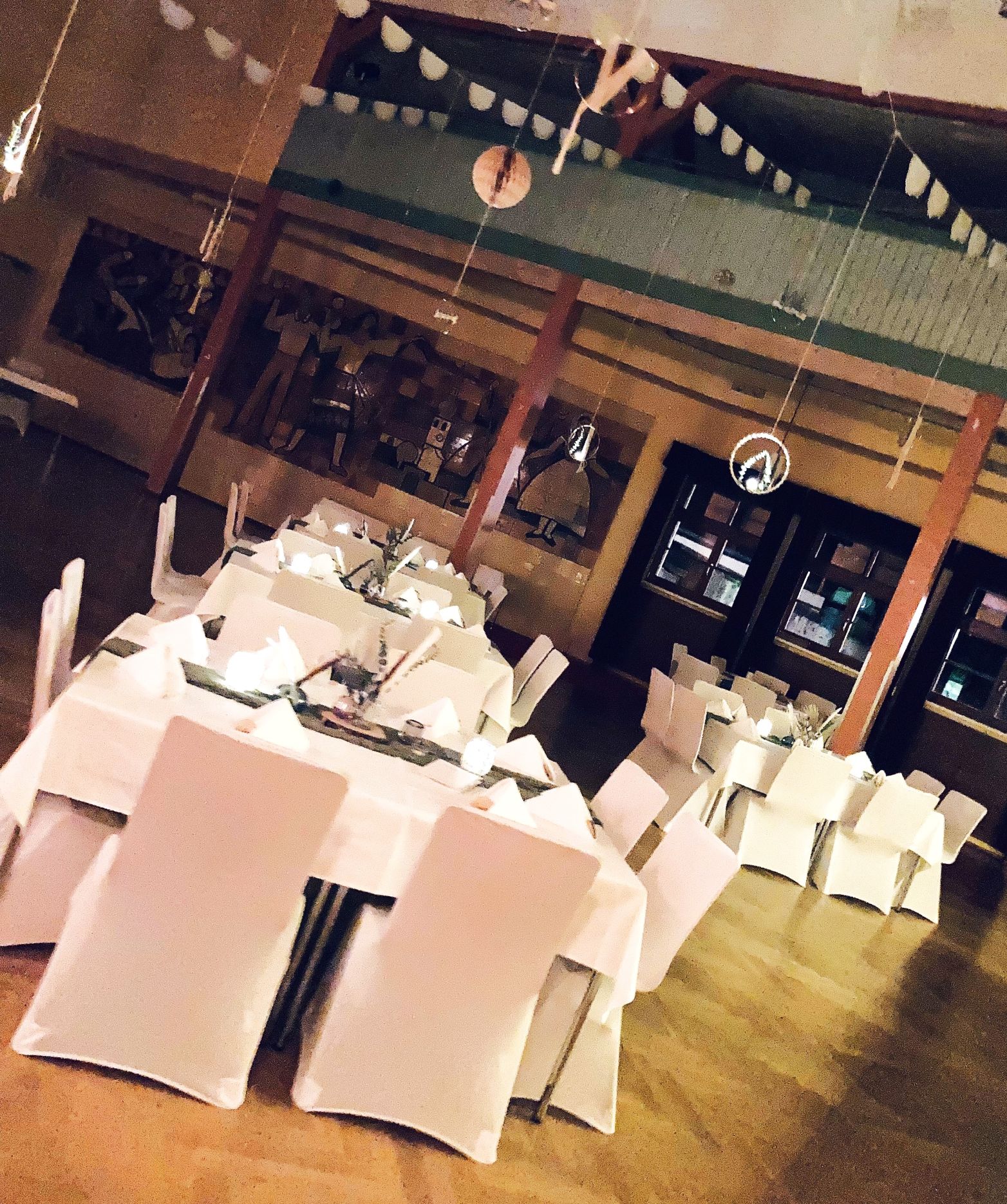 Weiße Stuhlhussen bei einer Feier mit 55 Personen im Konzert- & Ballhaus in Hochkirch