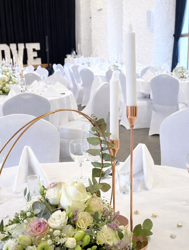 Weiße Stuhlhussen bei einer Feier mit 100 Personen im Kulturzentrum Klosterkirche in Remscheid