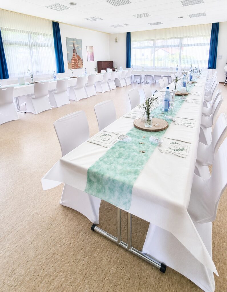 Weiße Stuhlhussen bei einer Feier mit 60 Personen im Dorfgemeinschaftshaus Dannenrod in Homberg (Ohm)