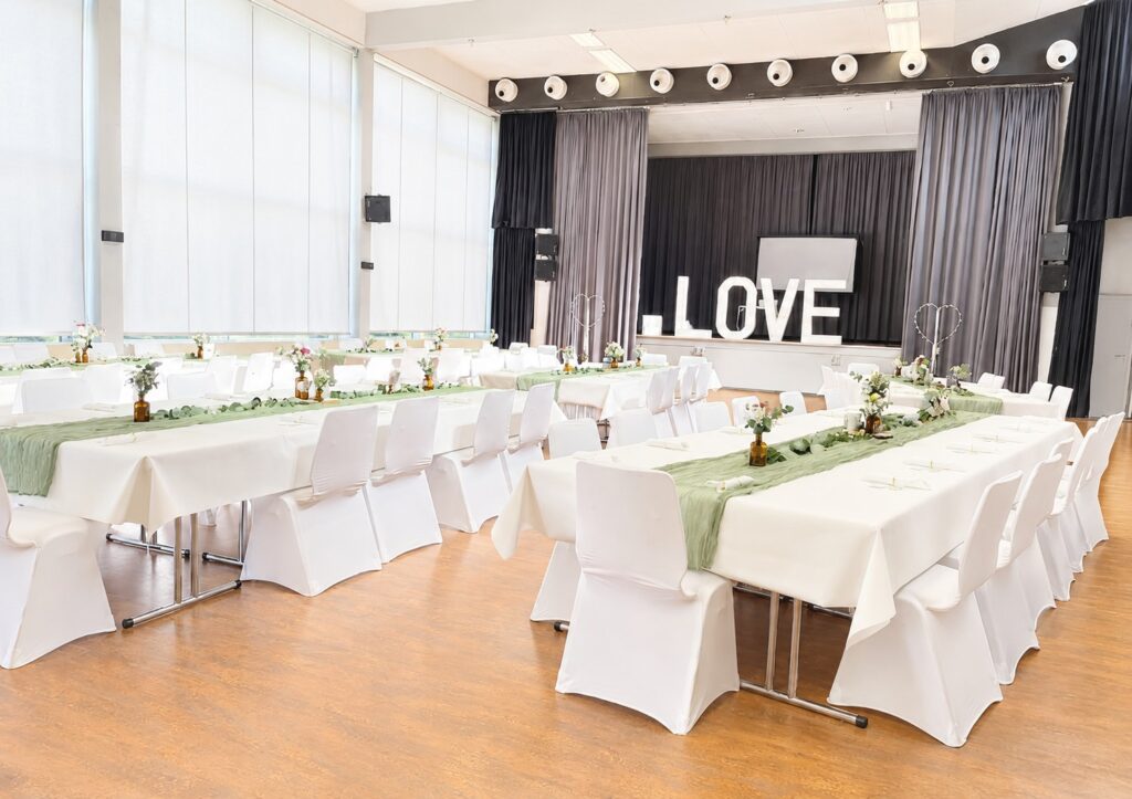 Weiße Stuhlhussen bei einer Hochzeit mit 80 Personen im Bürgerhaus Driedorf