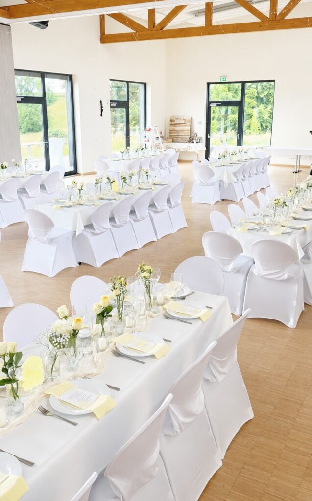Hochzeit im Bürgerhaus Hirschhausen in Weilburg mit weißen Stuhlhussen