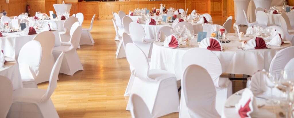 Hochzeit in der Festhalle Lenzkirch mit weißen Stuhlhussen