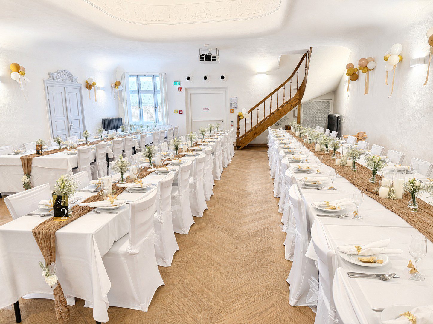 Weiße Stuhlhussen bei einer Hochzeit mit 80 Personen im Gasthof zur Post in Frontenhausen