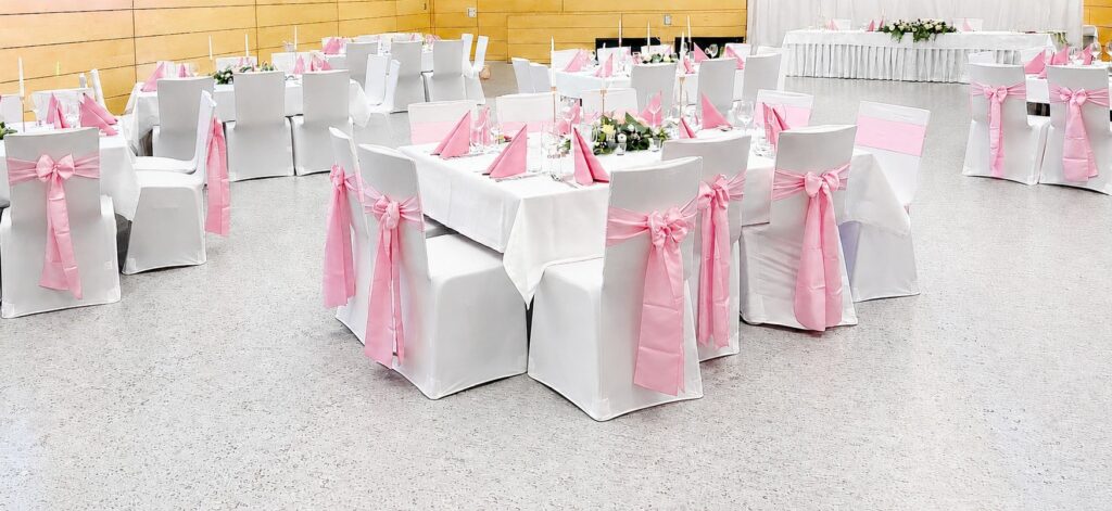 Weiße Stuhlhussen mit rosa Schleifen bei einer Feier im Sport- und Kulturverein Eglosheim in Ludwigsburg