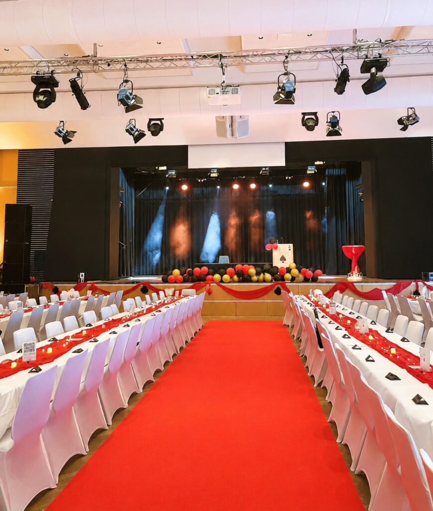Abiball in der Willi-Zinnkann-Halle in Büdingen mit weißen Stuhlhussen