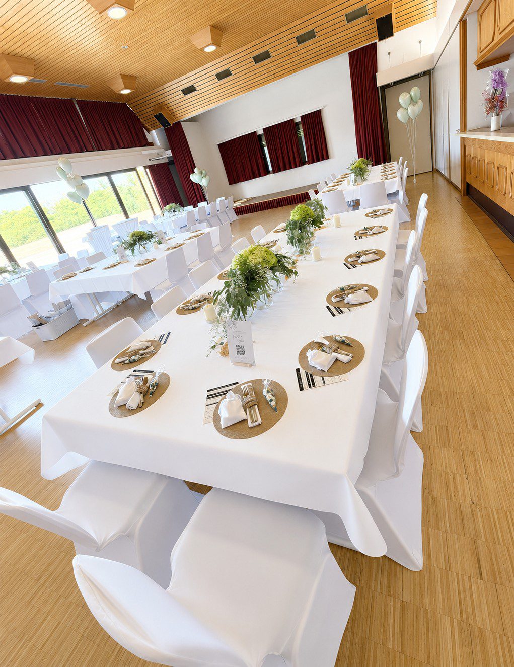 Hochzeit im Bürgerhaus Leidhecken Florstadt Weiße Stuhlhussen und Tischdecken bei einer Hochzeit im Bürgerhaus Leidhecken in Florstadt mit 70 Personen.