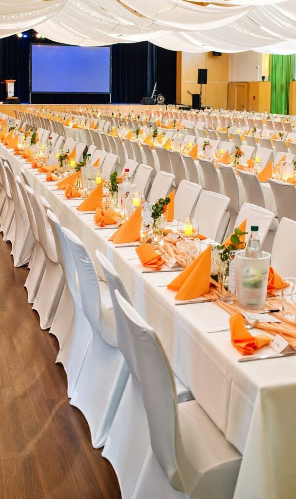 Abiball im Bürgerhaus Nidda mit weißen Stuhlhussen und Tischdecken