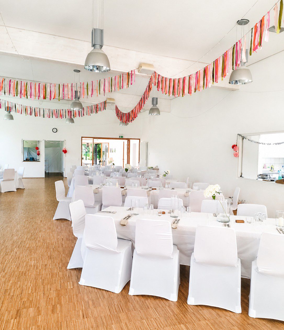 Hochzeit im Dorfgemeinschaftshaus Liebenscheid Weiße Stretch-Stuhlhussen bei einer Hochzeit im Dorfgemeinschaftshaus Liebenscheid mit 135 Personen.