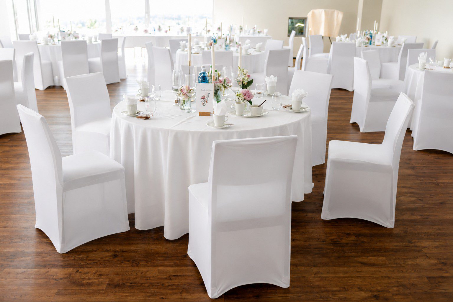 Hochzeit in der Ehrenbürg Gastronomie Wiesenthau Weiße Stretch-Stuhlhussen und runde Tischdecken bei einer Hochzeit in der Ehrenbürg Gastronomie in Wiesenthau mit 75 Personen.