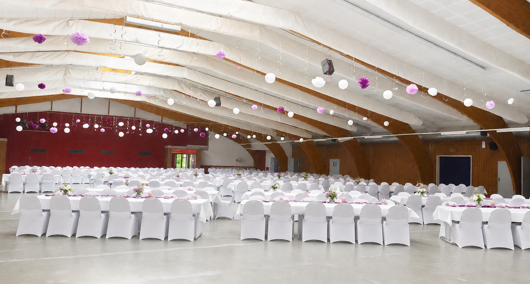 Abiball in der Heidmark-Halle Bad Fallingbostel mit weißen Stuhlhussen