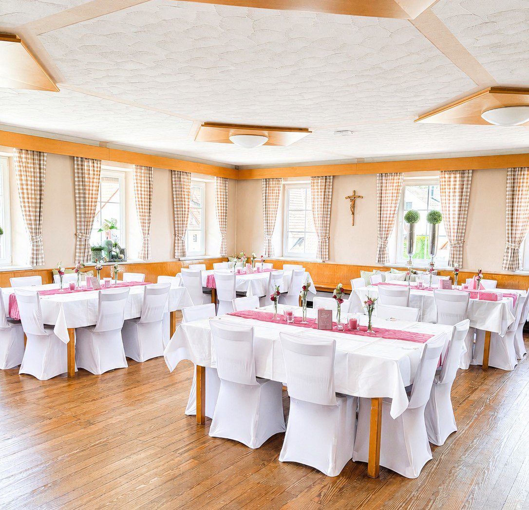 Hochzeit im Wirtshaus Schwarzer Adler mit weißen Stuhlhussen Weiße Stretch-Stuhlhussen im Wirtshaus Schwarzer Adler bei einer Hochzeit mit 70 Personen.