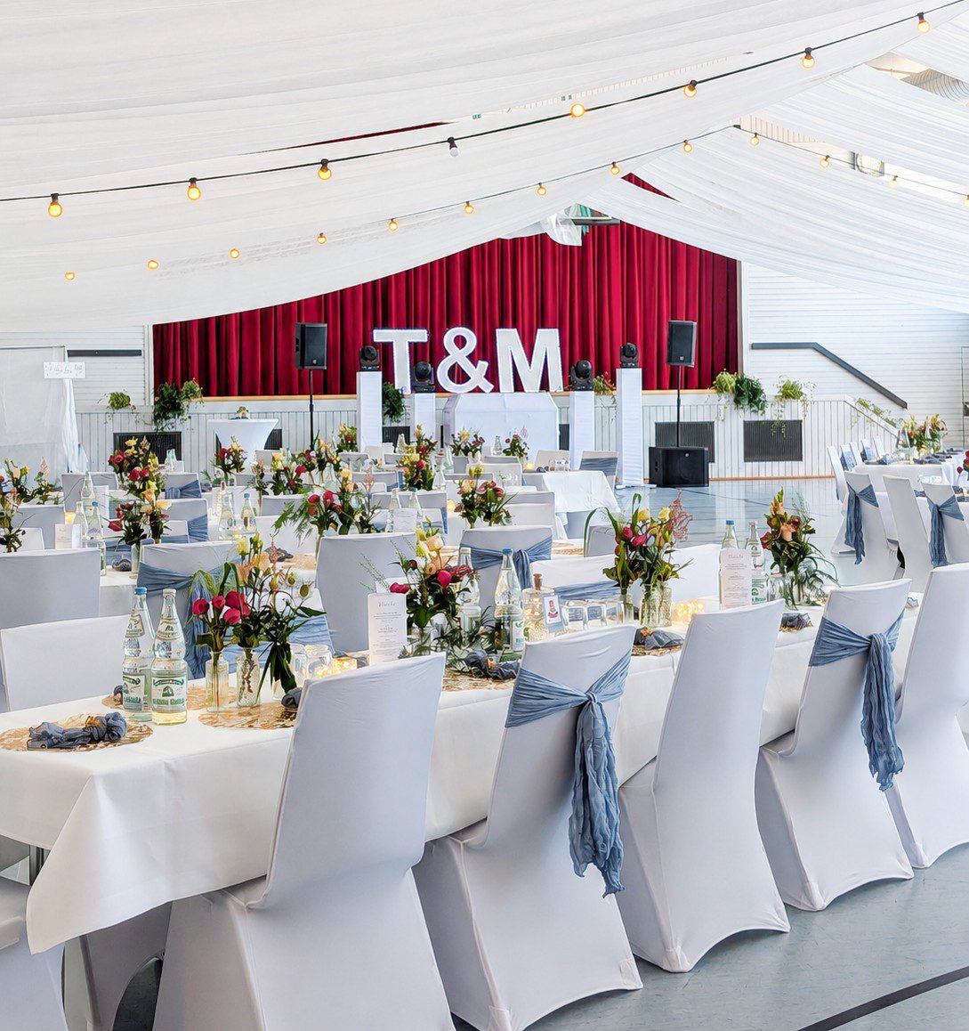 Hochzeit in den Hegau-Hallen Hilzingen Weiße Stuhlhussen und Tischdecken bei einer Hochzeit in den Hegau-Hallen in Hilzingen mit 160 Personen.