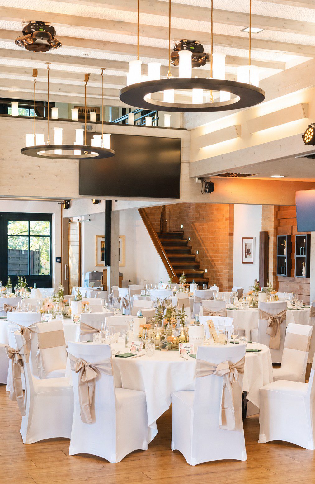 Hochzeit im Hof Frien in Uchte – Stuhlhussen mit beigen Schleifen Hochzeit im Hof Frien in Uchte mit weißen Stuhlhussen und beigen Schleifen