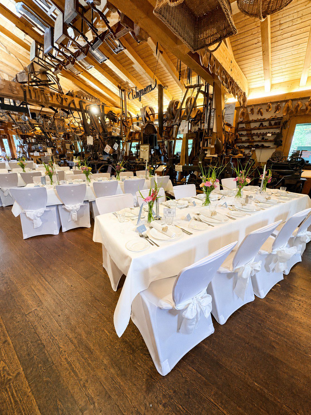 Hochzeit im Landgasthaus & Hotel Wambacher Mühle Schlangenbad Weiße Stuhlhussen mit weißen Schleifen bei einer Hochzeit im Landgasthaus & Hotel Wambacher Mühle in Schlangenbad.