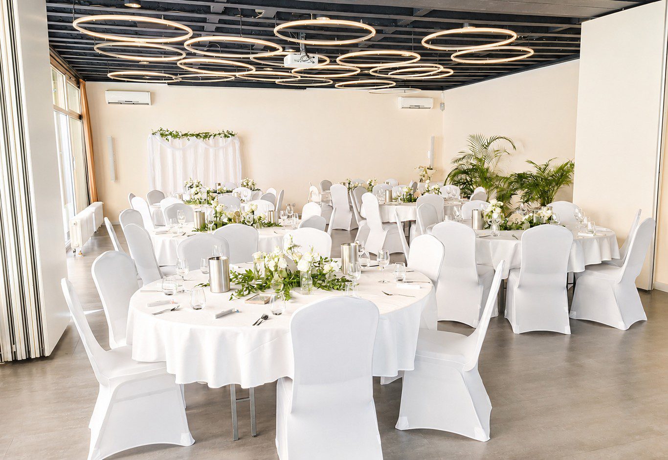 Hochzeit im Industrie-Club Friedrich Grillo in Gelsenkirchen mit weißen Stuhlhussen